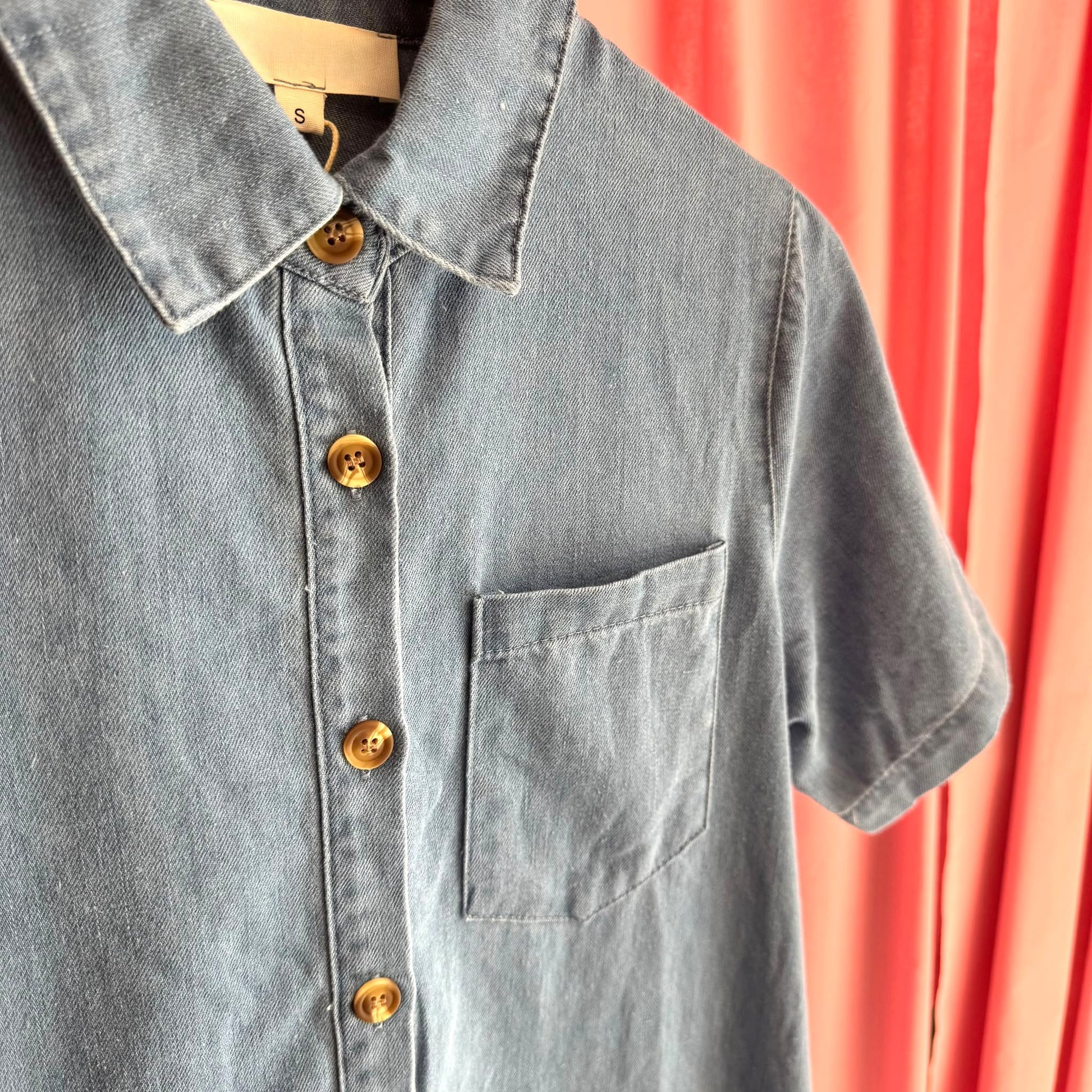 zoom sur détails robe en jean 