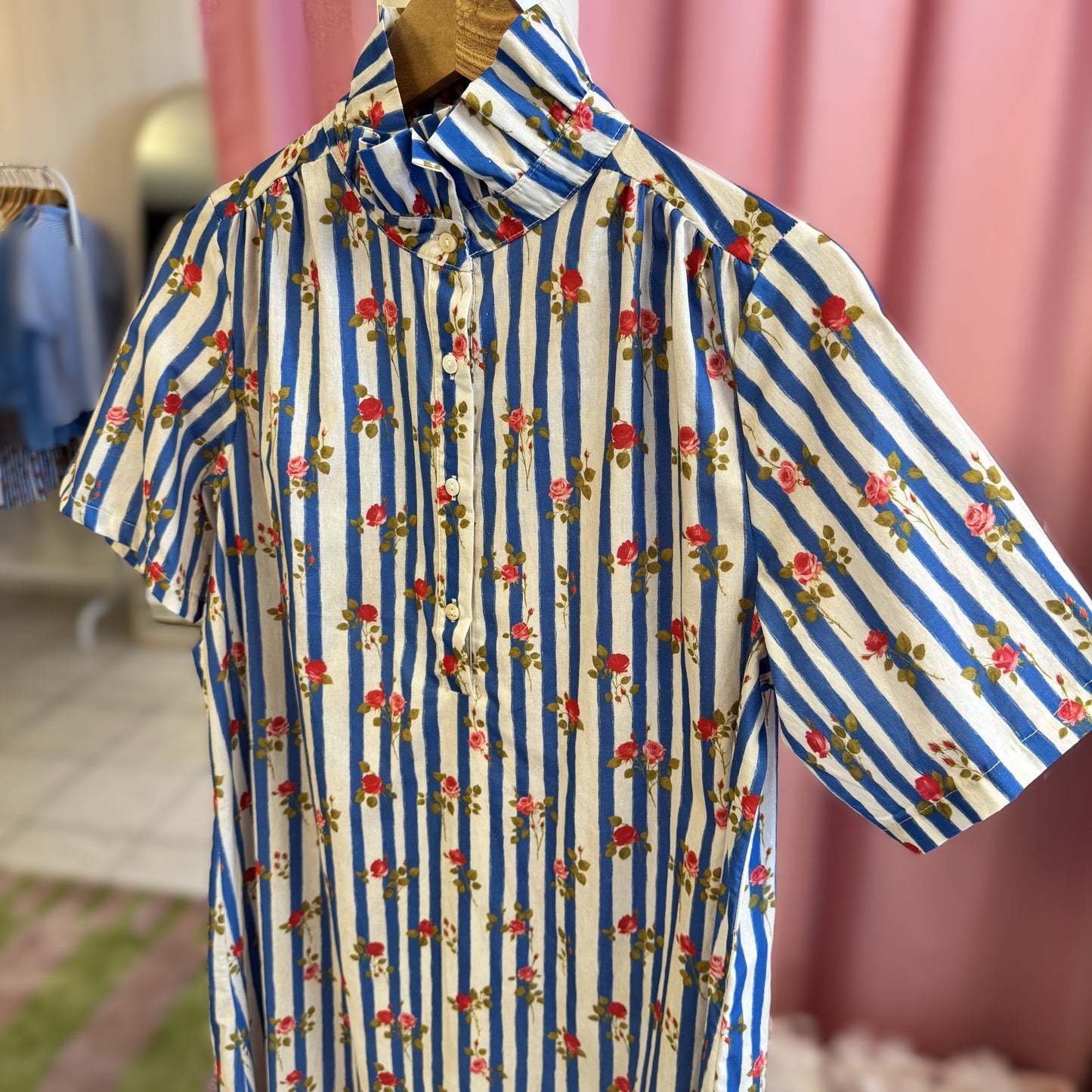 zoom sur détails robe coton rayures bleu et imprime fleurs