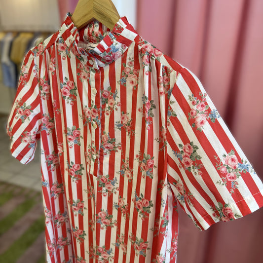 zoom sur détails robe en coton à rayures rouge et imprime fleurs 