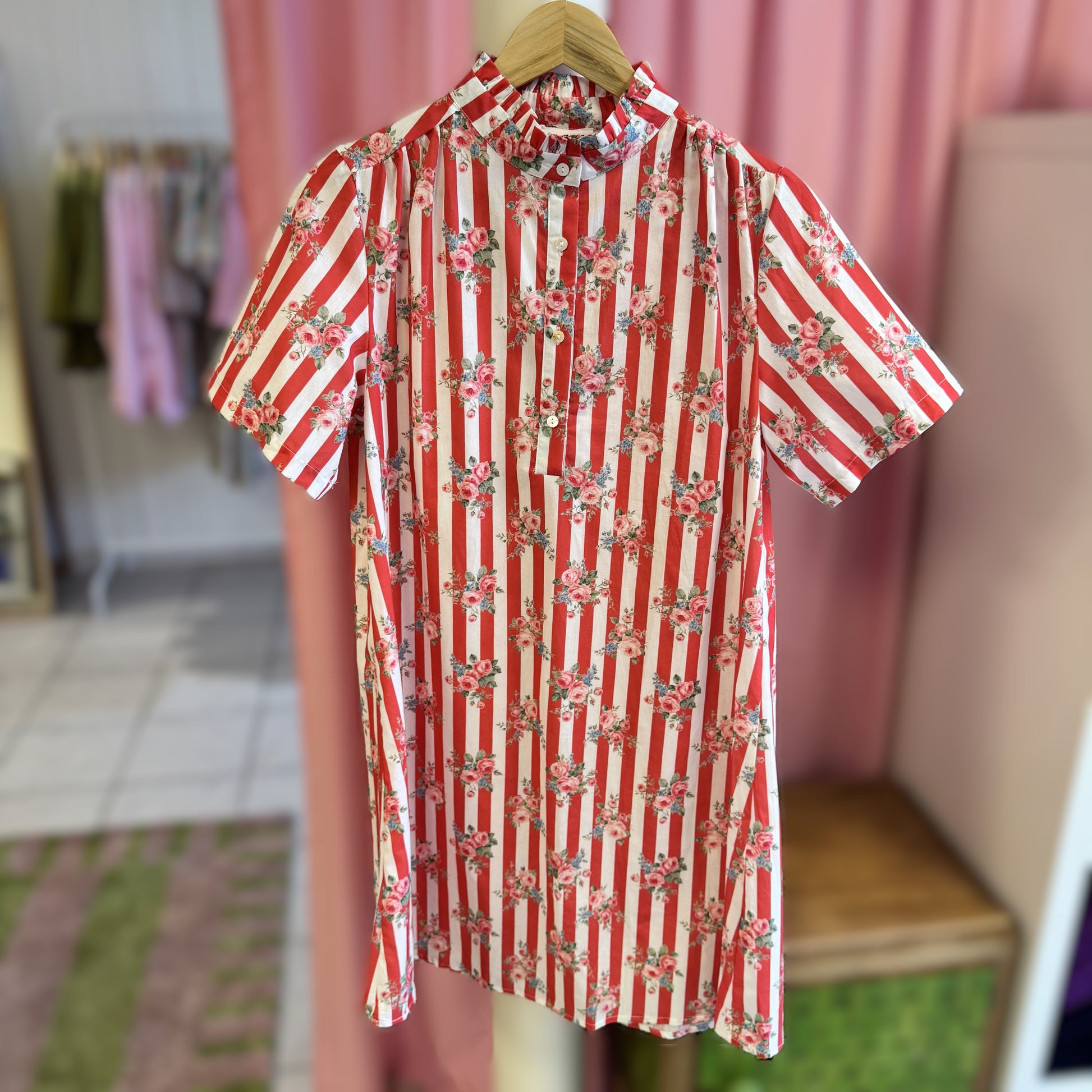 robe d'été 100% coton avec rayures rouge, vue de face