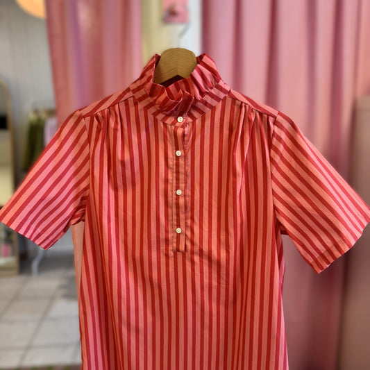zoom sur robe d'été en coton rayé rouge et rose