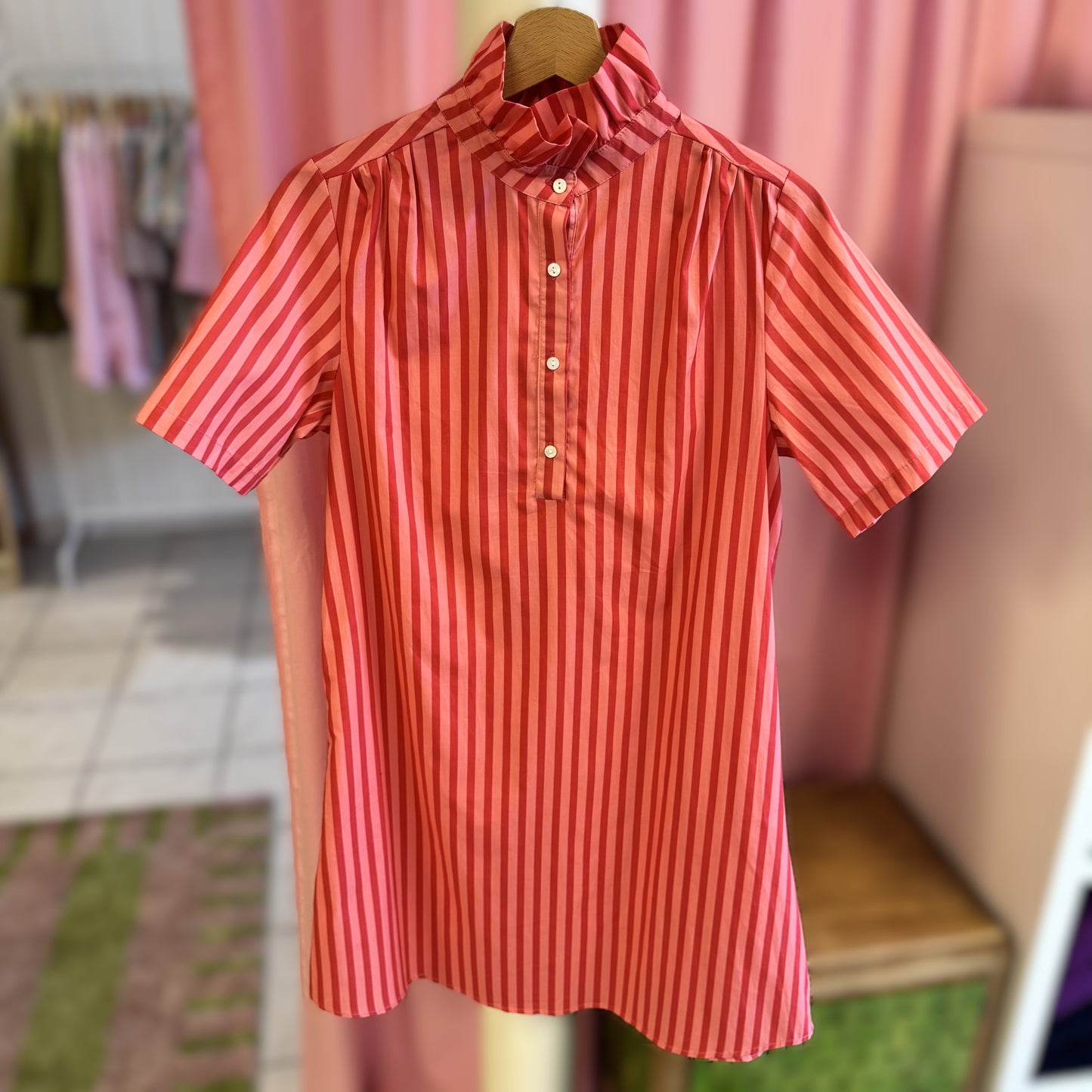 robe en coton rayé rouge et rose, vue de face