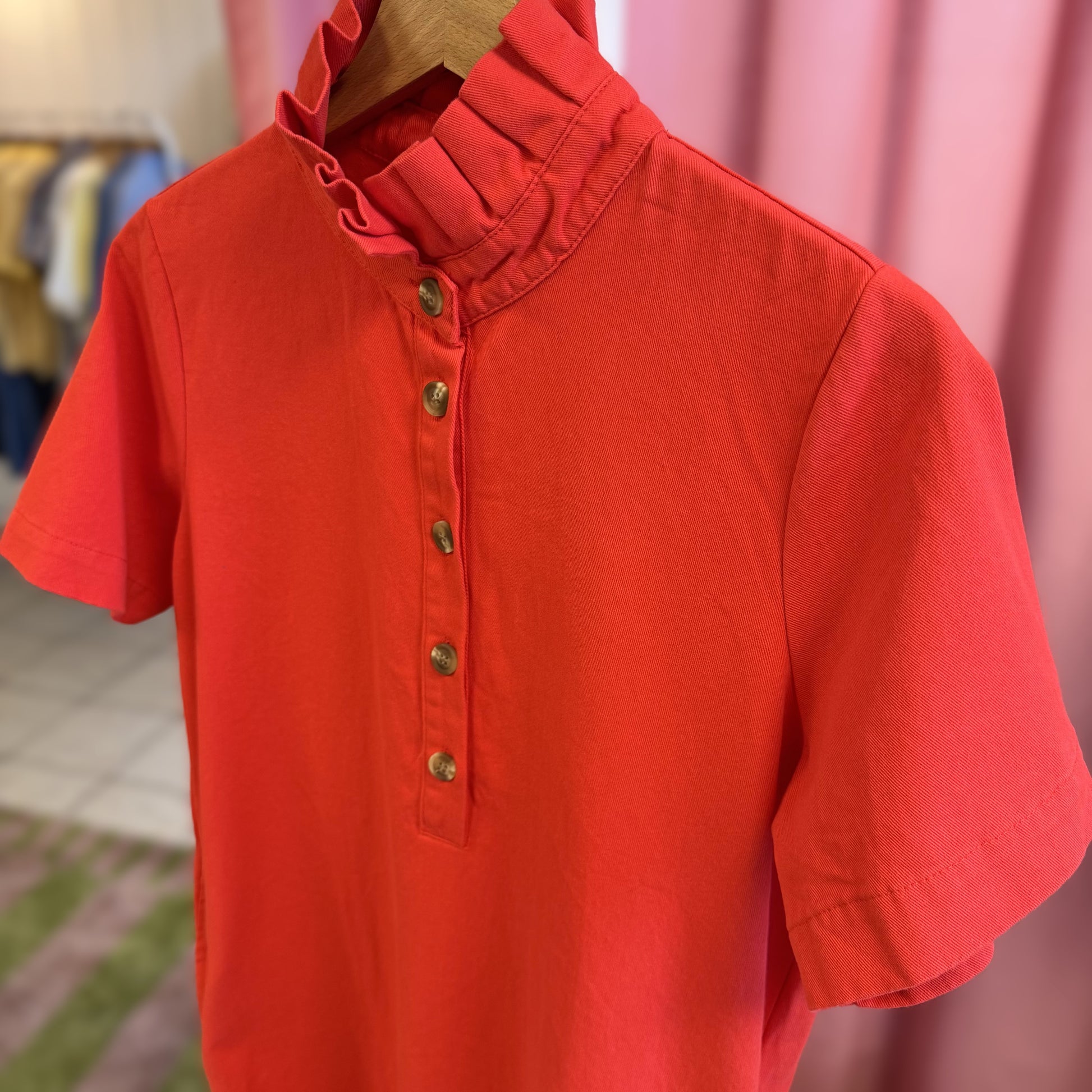 zoom sur robe d'été courte rouge en coton