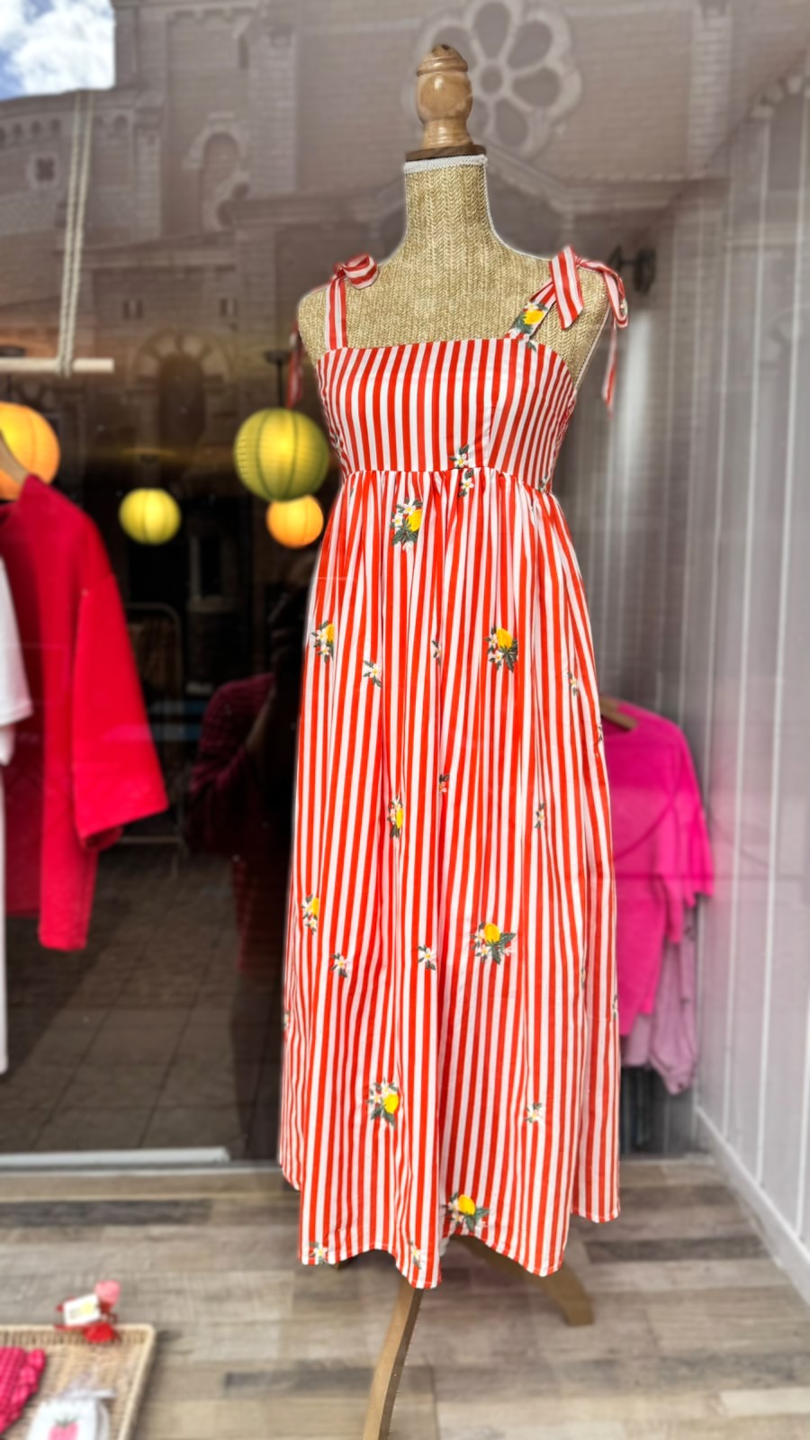 robe d'été en coton rouge et broderies citrons, en situation sur un buste