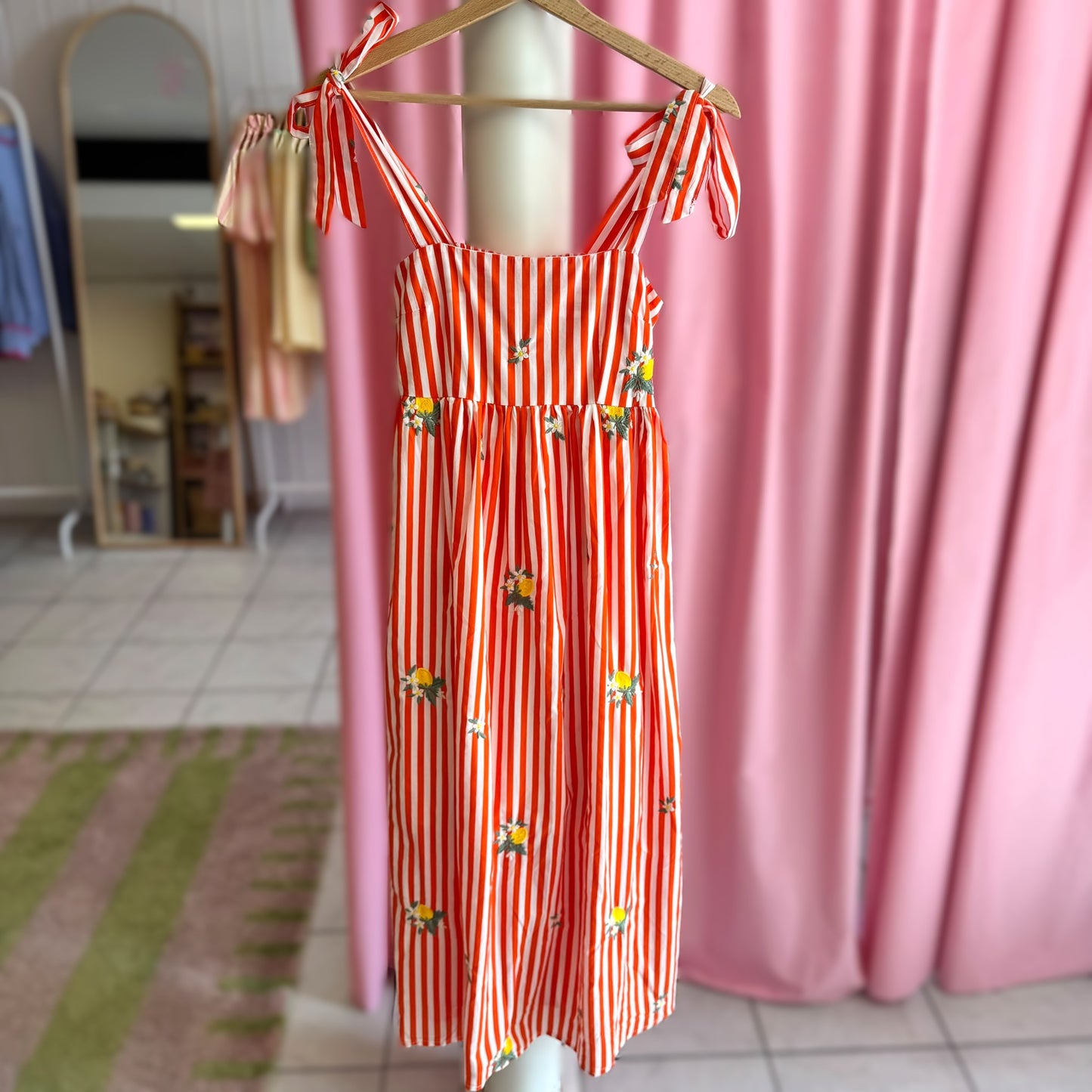 robe d'été avec broderies, vue de face