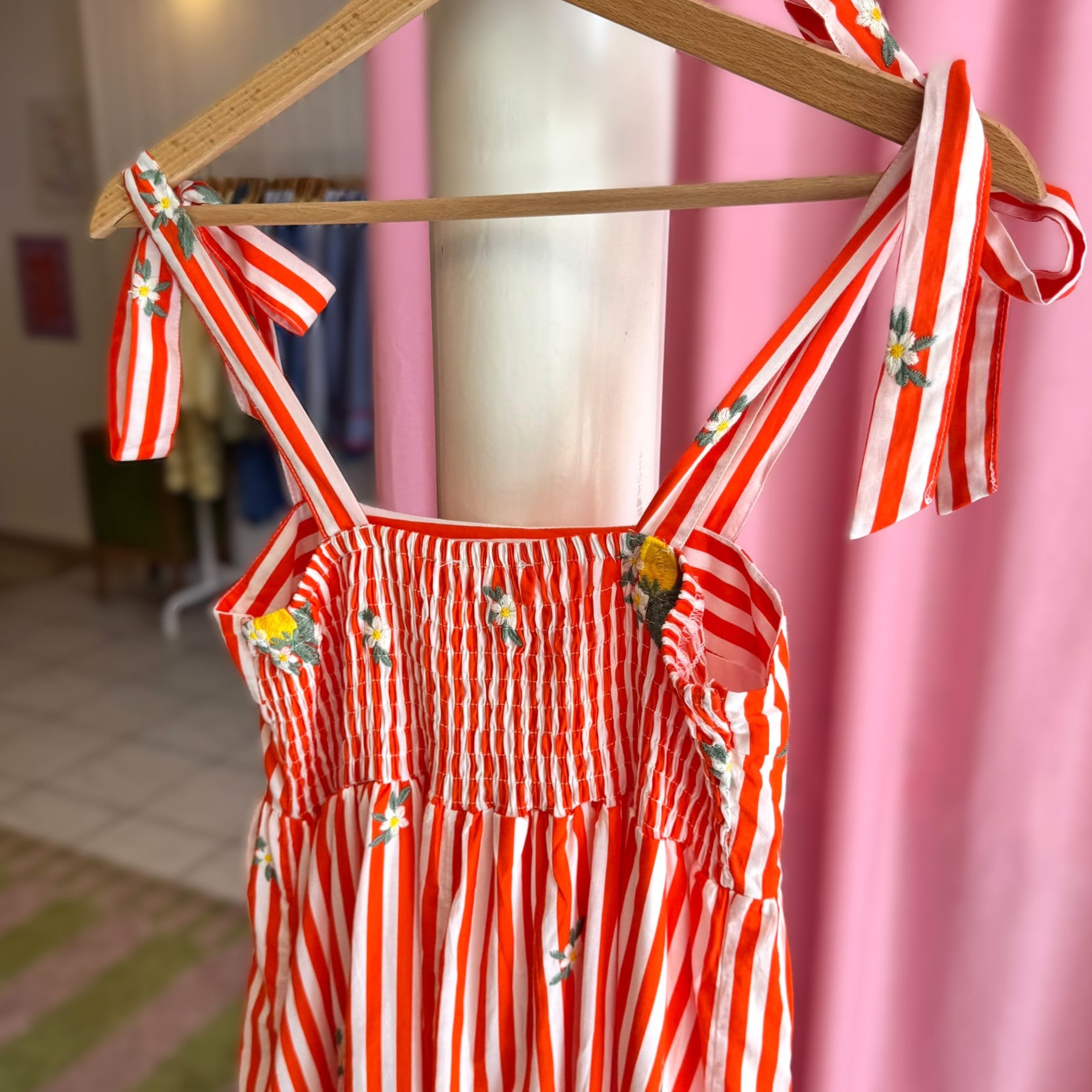 zoom sur détails dos, robe d'été dolce vita 
