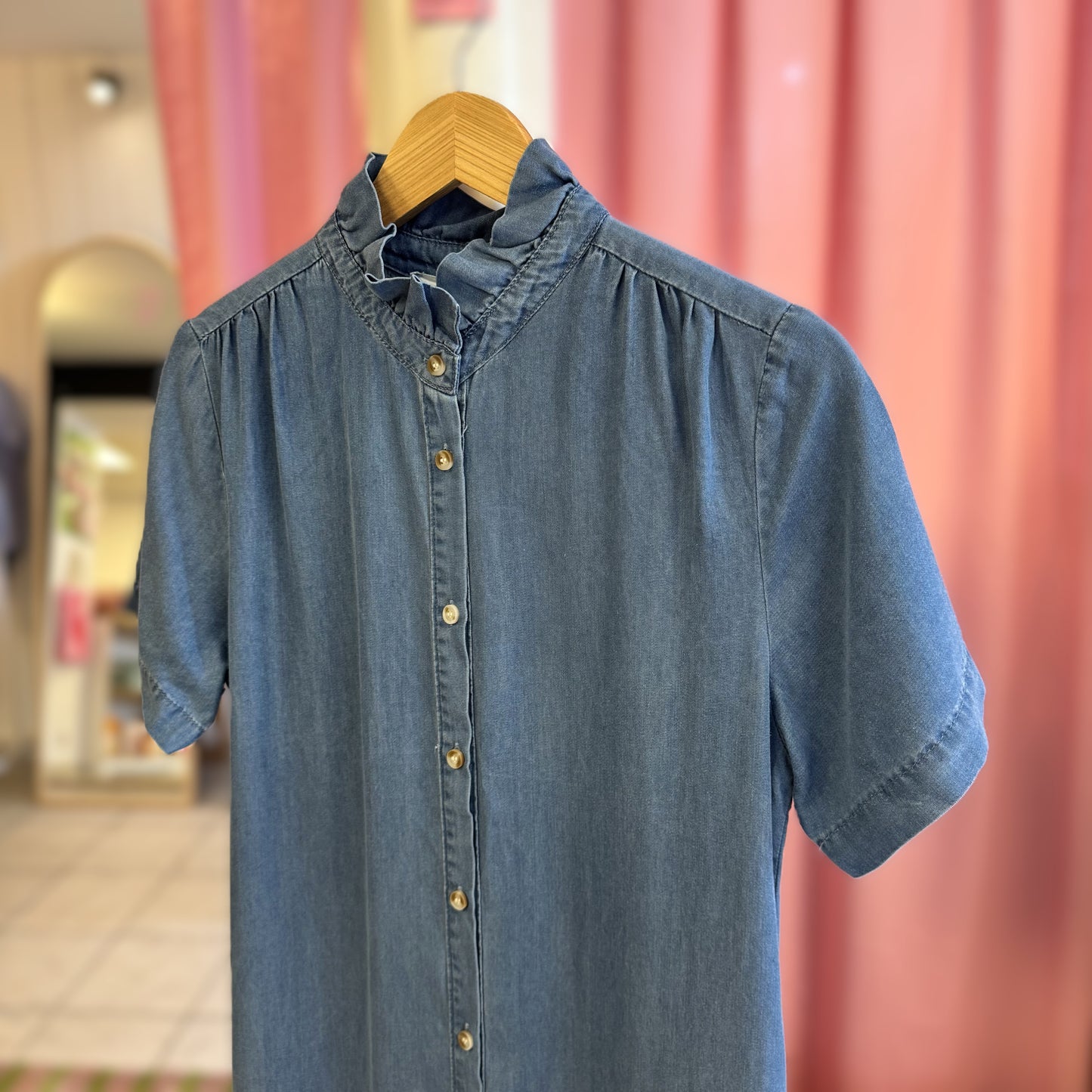 zoom sur détails robe d'été effet jean, en lyocell