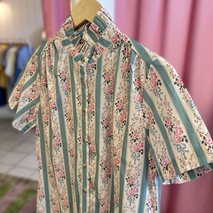 zoom sur détails robe imprimé floral et rayée vert