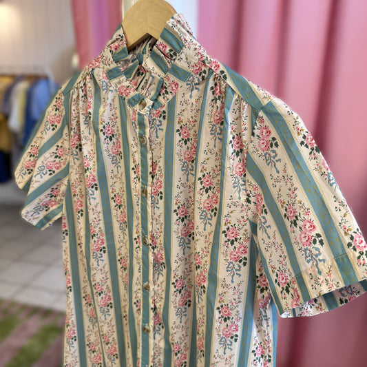 zoom sur détails robe imprimé floral et rayée vert