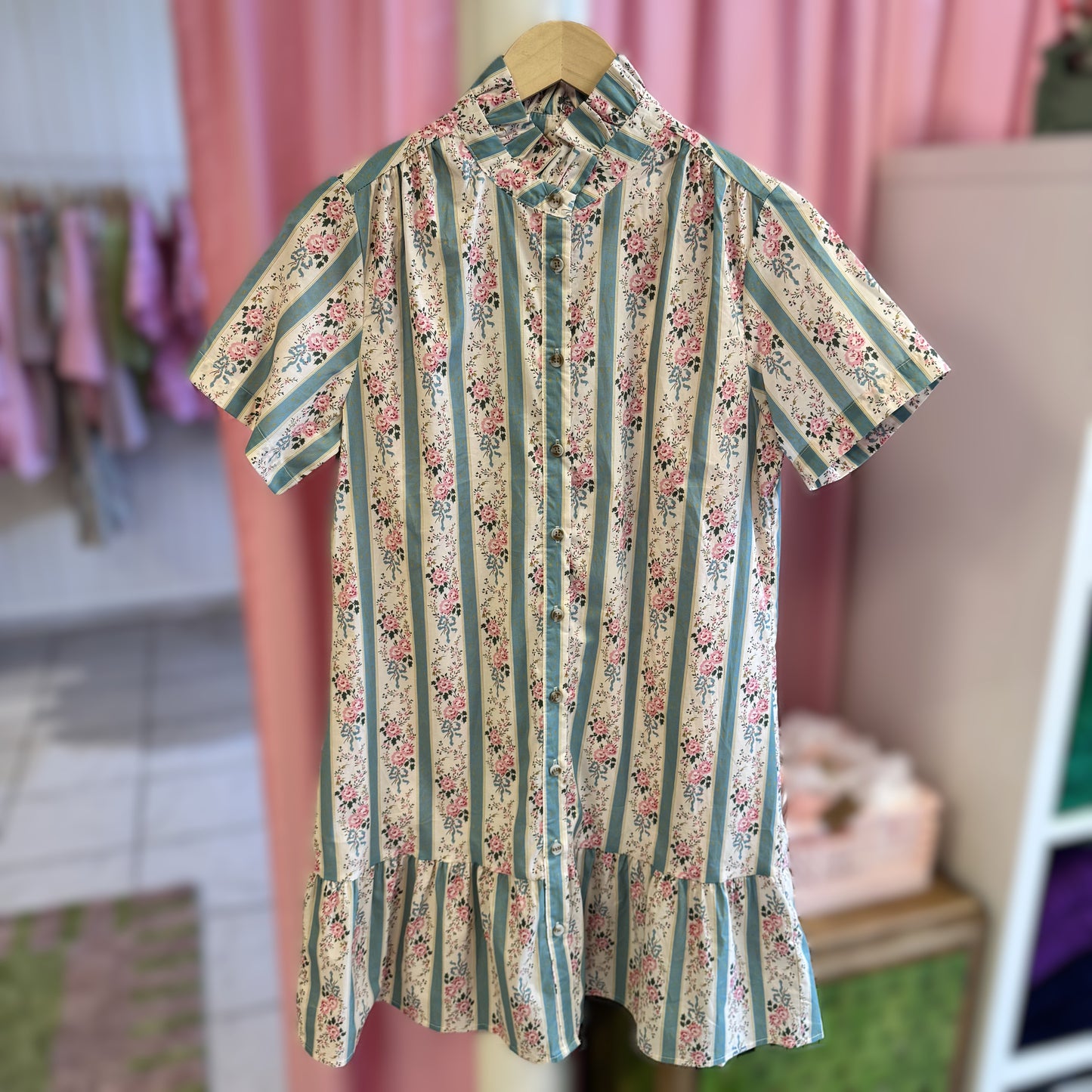 vue de face robe d'été imprimé floral et rayures verte