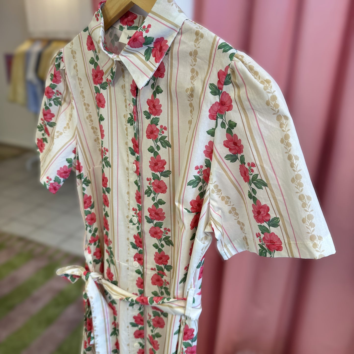zoom sur robe d'été en coton avec imprimé floral 