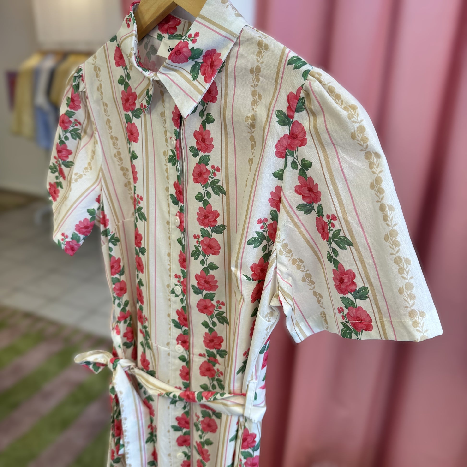 zoom sur robe d'été en coton avec imprimé floral 