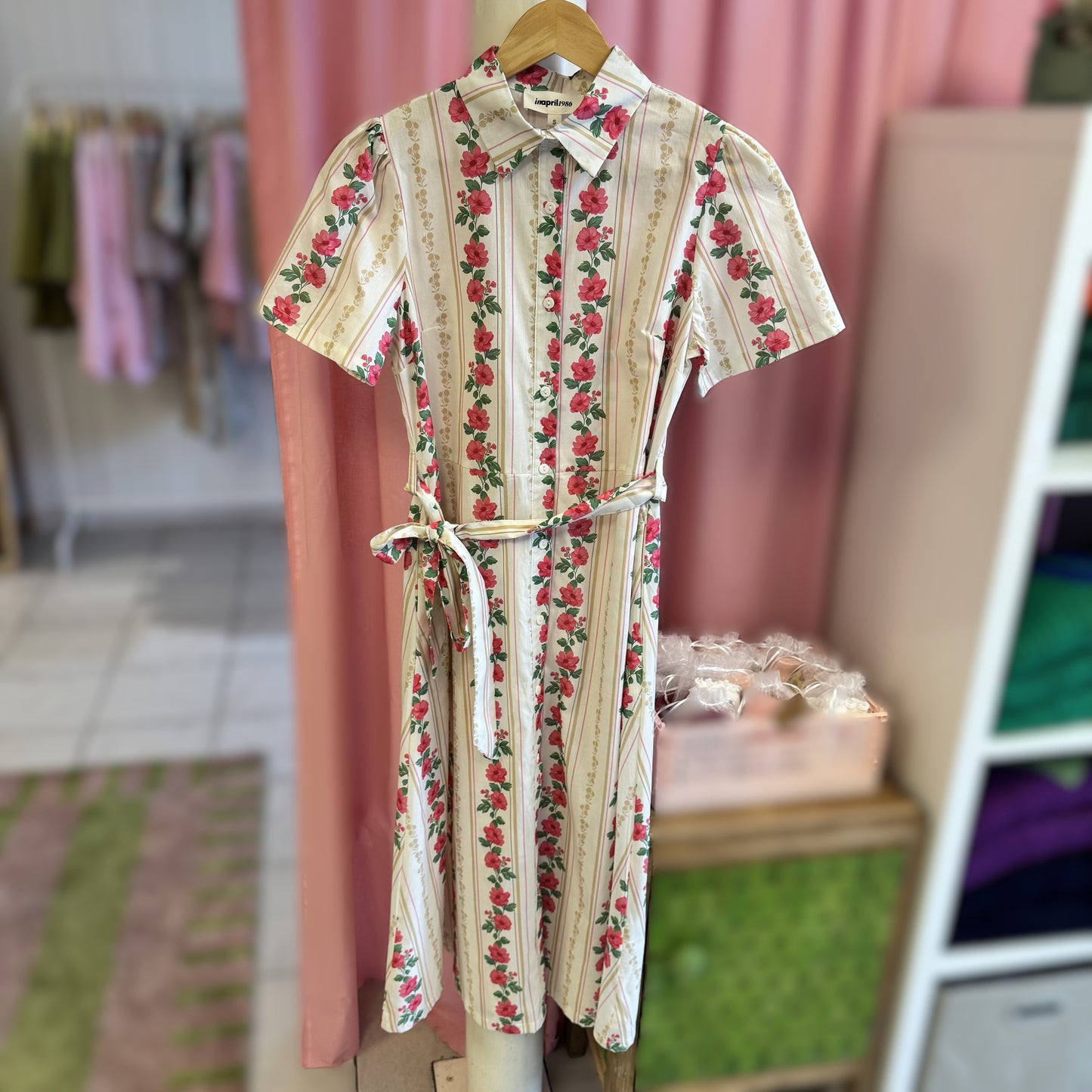 robe d'été en coton mi longue avec imprimé fleurs rouge, vue de face