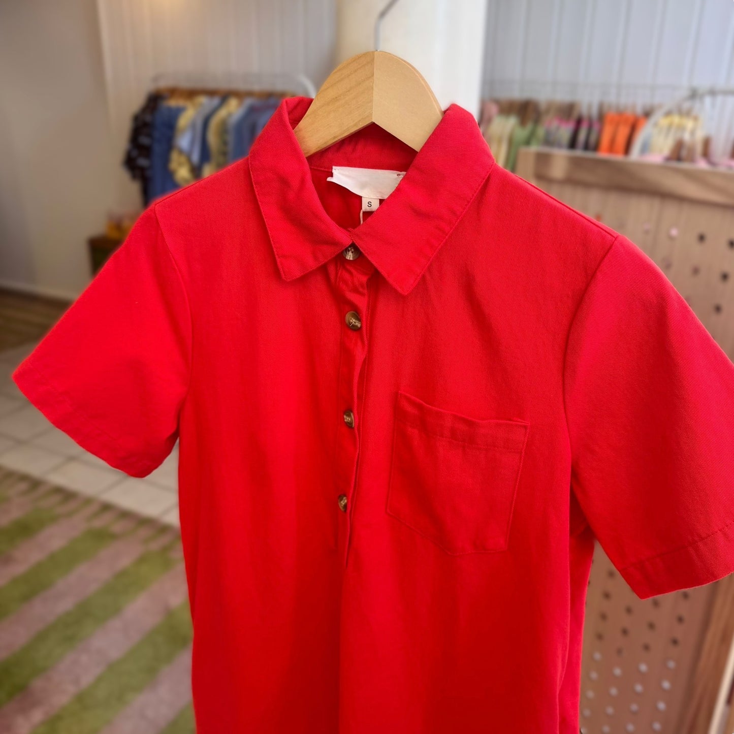 zoom sur détails robe rouge avec col chemise