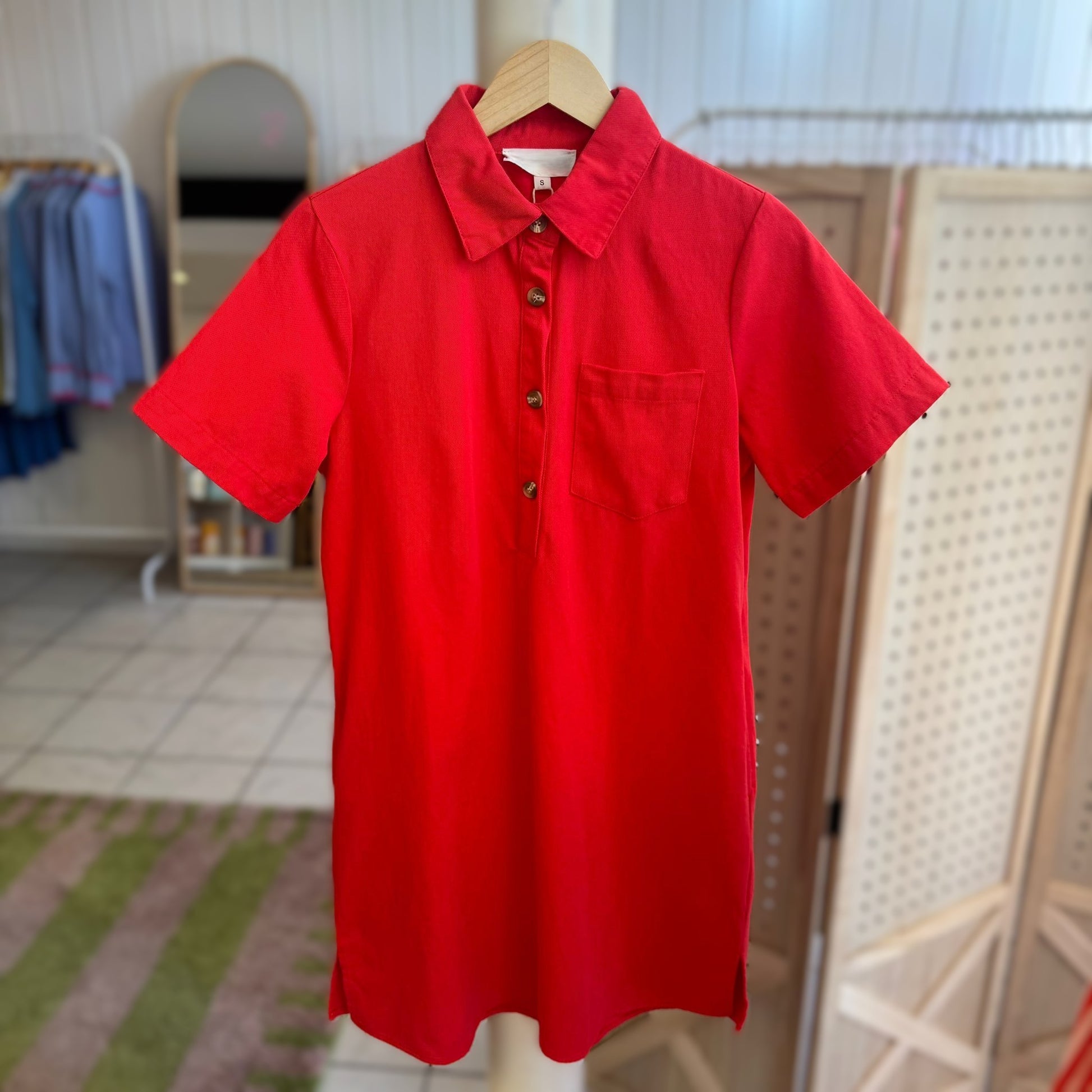 robe d'été rouge avec bouton et col chemise