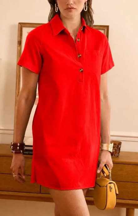 robe chemise rouge, portée sur un mannequin