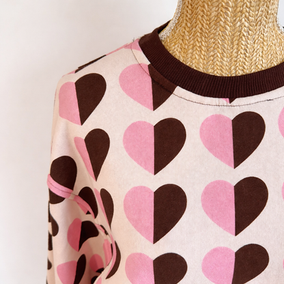 zoom sur le sweat chocolat et rose