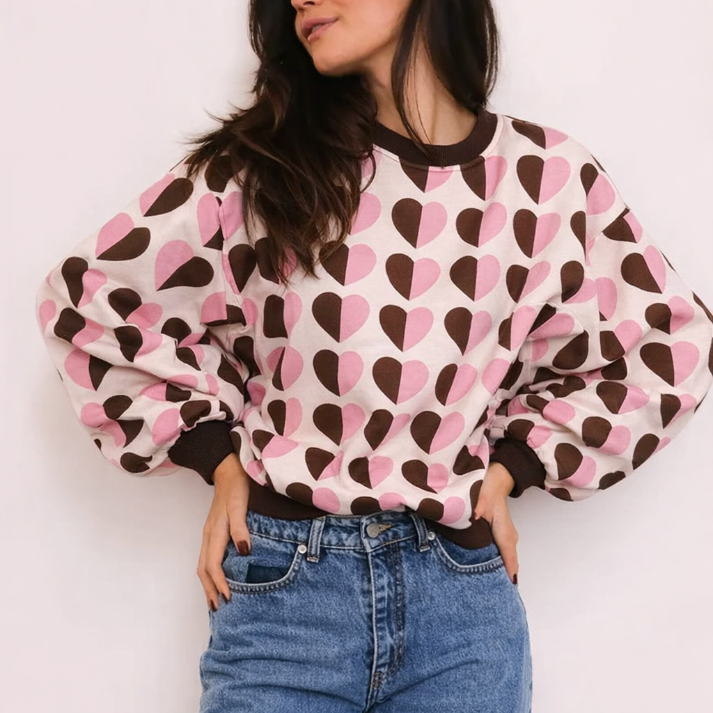 sweat cœur chocolat et rose porté sur mannequin 