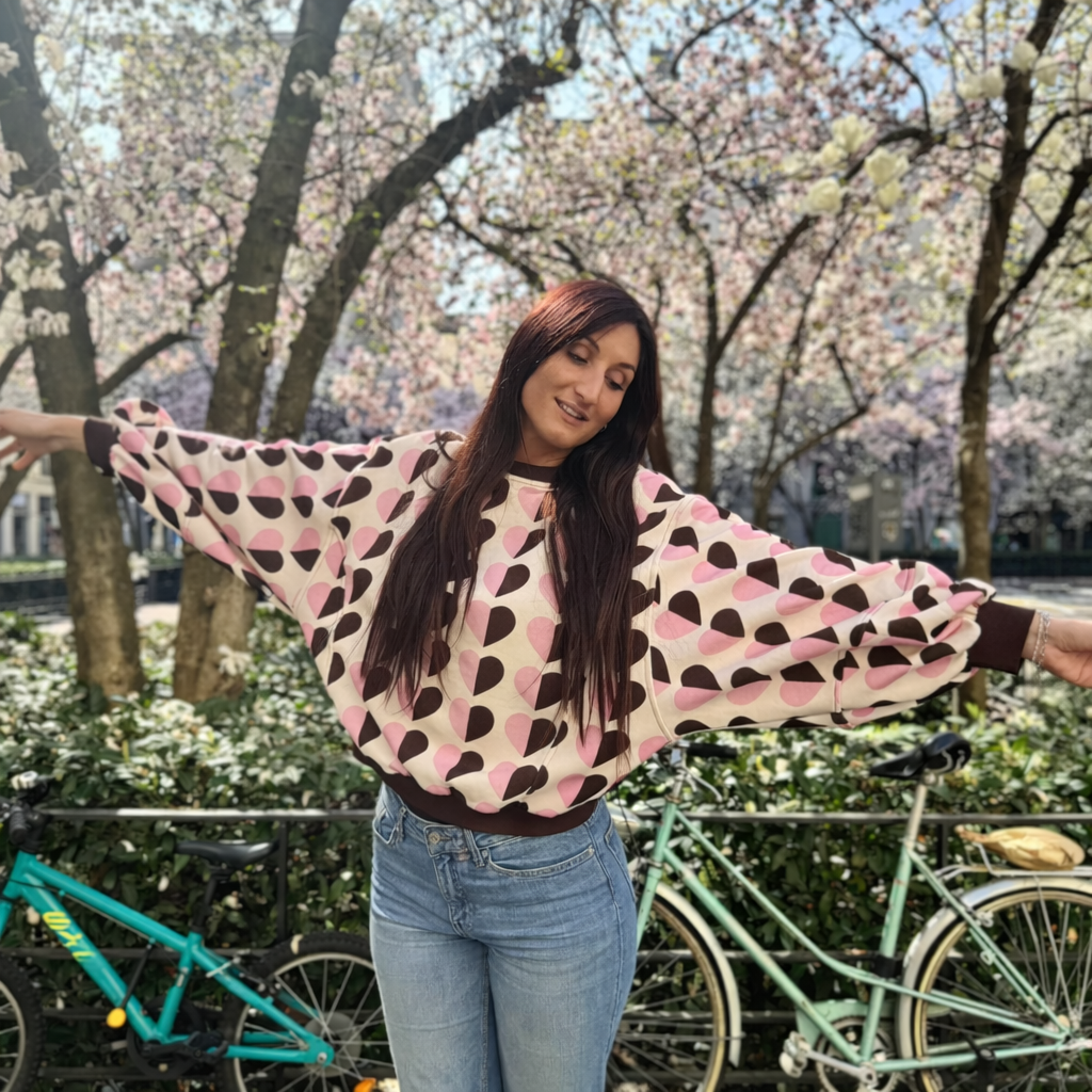 sweat cœur rose et marron en situation sur mannequin 