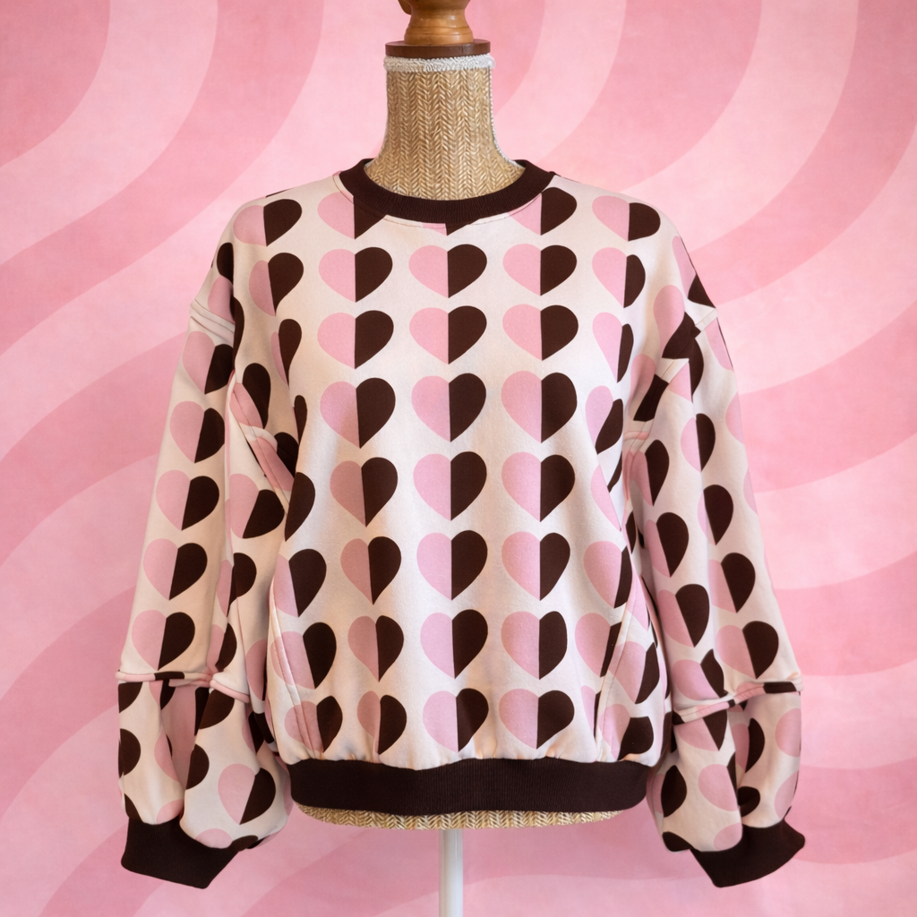 sweat cœurs rose et marron sur un buste