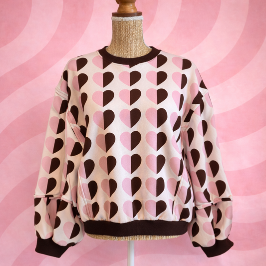 sweat cœurs rose et marron sur un buste