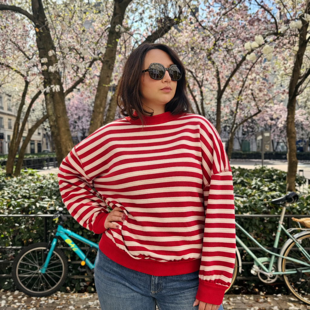 sweat over size rayure de chez marie moon porté sur mannequin