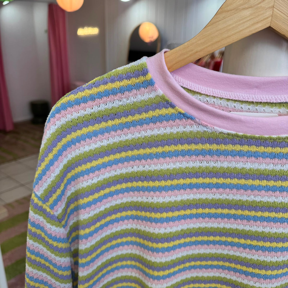 zoom sur détails t-shirt multicolore pastel 