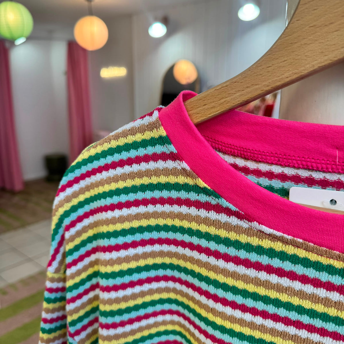 zoom sur détails t-shirt multicolore avec col rose 