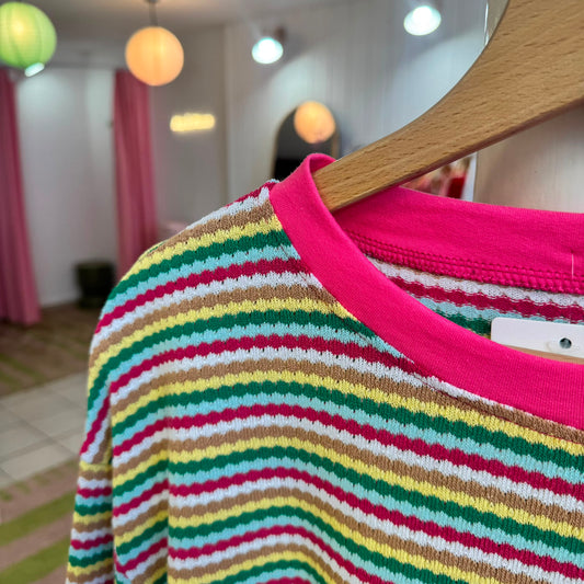 zoom sur détails t-shirt multicolore avec col rose 