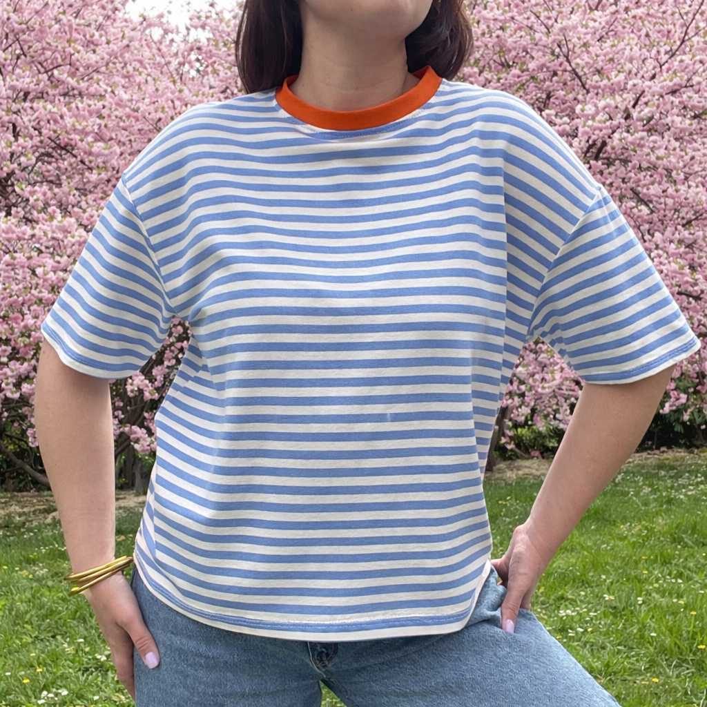 t-shirt rayures bleu et col orange vue de face