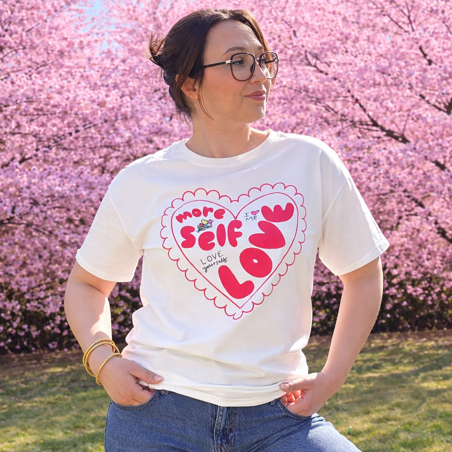 t shirt self love porté sur mannequin en extérieur
