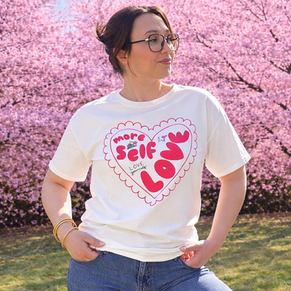 t shirt self love porté sur mannequin en extérieur