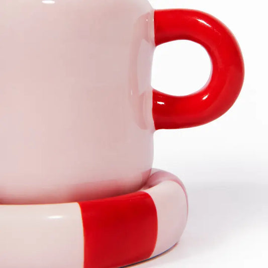 Détail de la tasse Love en céramique rose et rouge