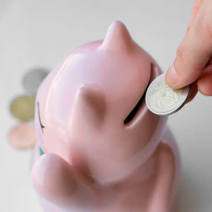 Détail de la tirelire chat porte-bonheur rose