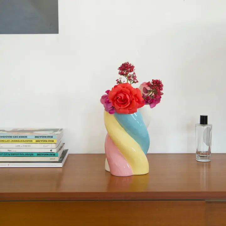 Vase Candy Marshmallow décoratif en céramique sur une étagère