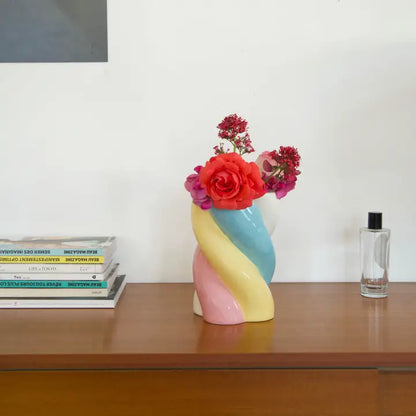 Vase Candy Marshmallow décoratif en céramique sur une étagère