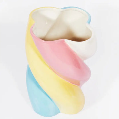 Détail du vase Candy Marshmallow en céramique aux formes torsadées