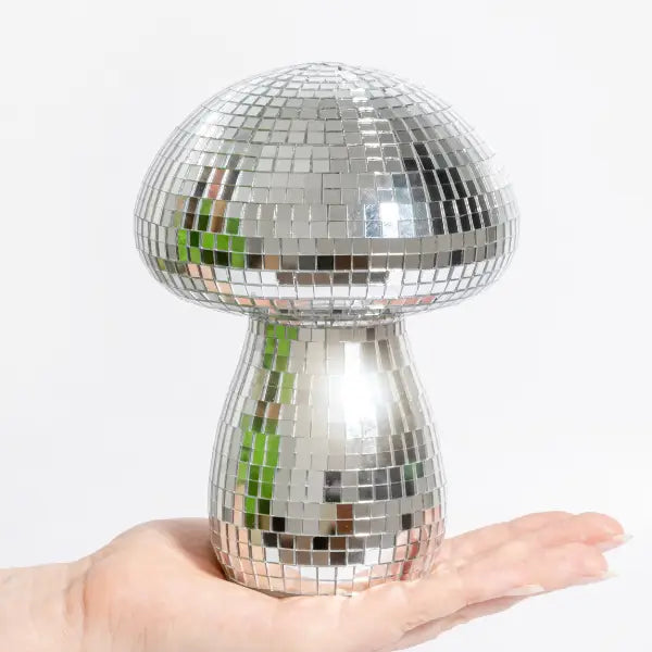 Veilleuse champignon disco tenue dans la main