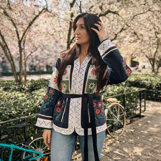 veste kimono brodée a la main en situation sur un mannequin